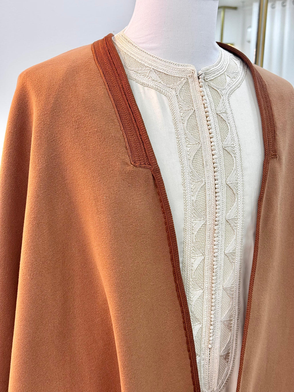 mannequin portant selham homme matiere epais de couleur camel avec un travail entierement fait main vue motifs