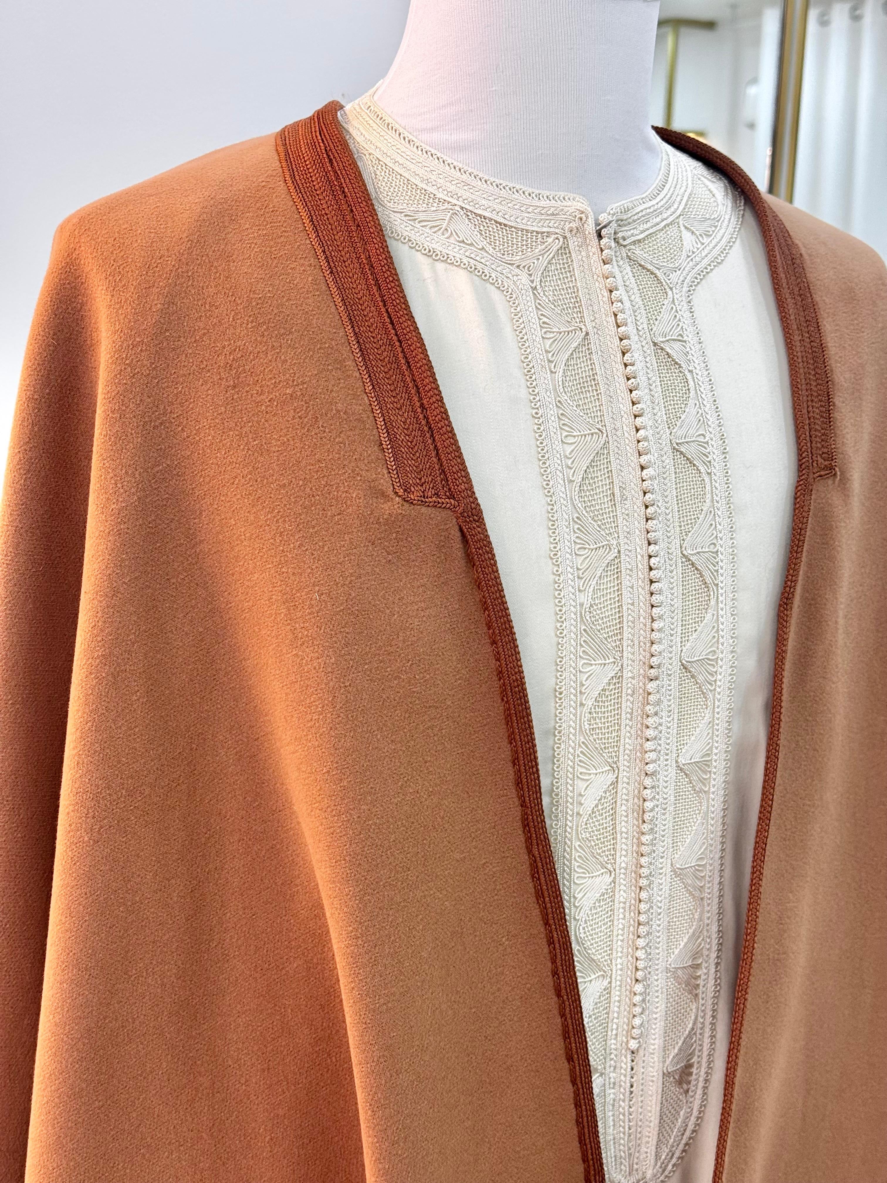 mannequin portant selham homme matiere epais de couleur camel avec un travail entierement fait main vue motifs