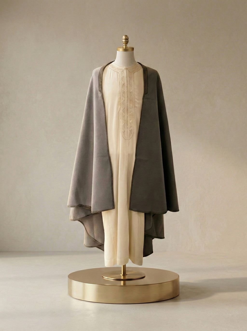 mannequin portant selham homme matiere epais de couleur gris avec un travail entierement fait main vue entiere