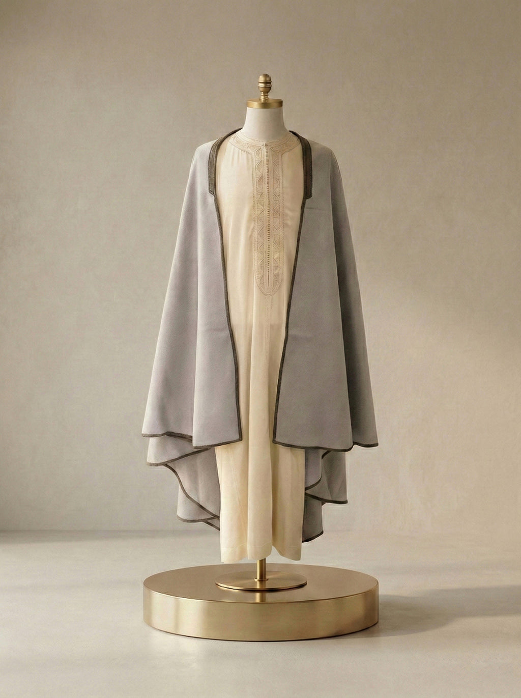 mannequin portant selham homme matiere epais de couleur gris avec un travail entierement fait main vue entiere