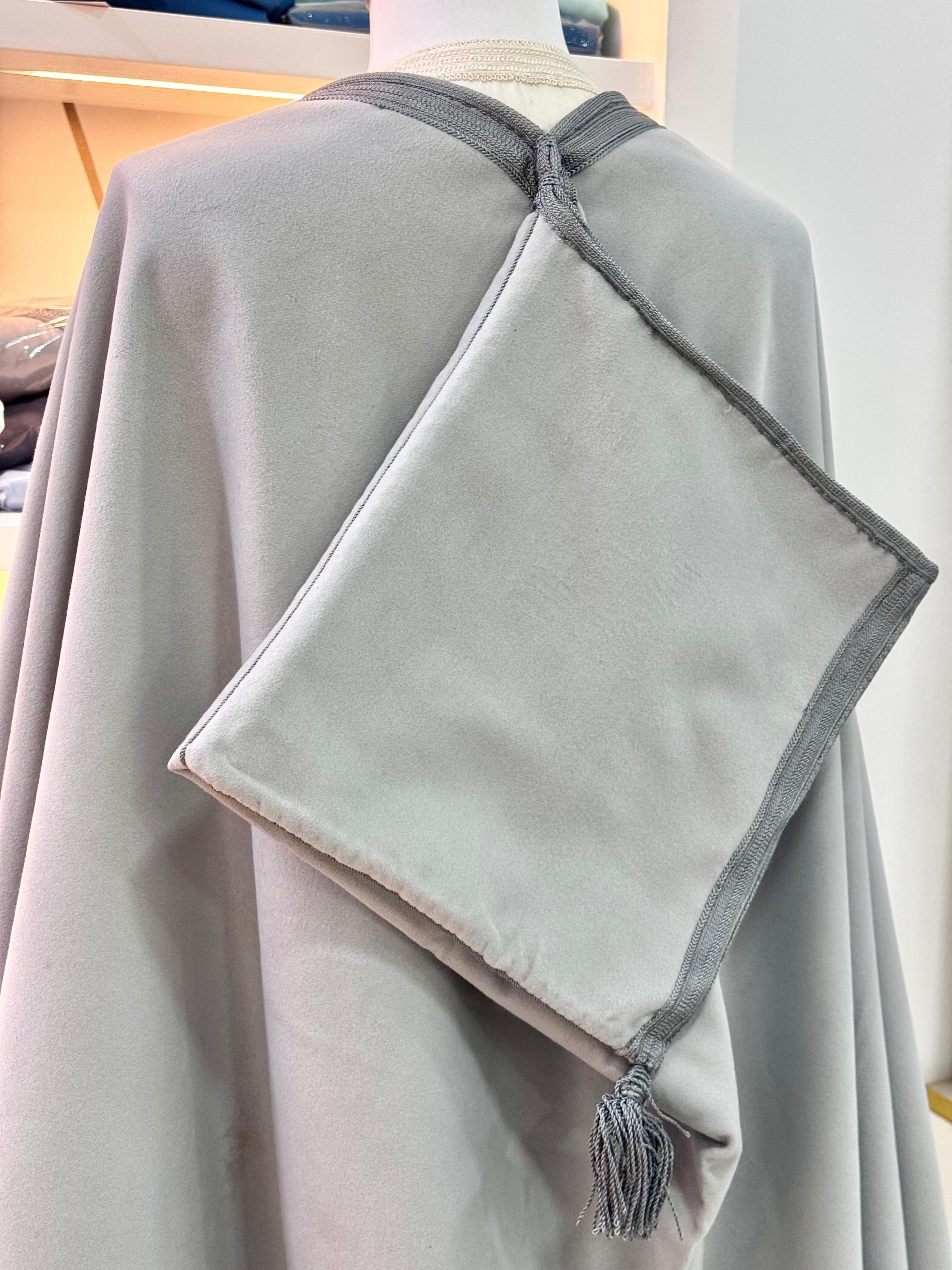 mannequin portant selham homme matiere epais de couleur gris avec un travail entierement fait main vue entiere