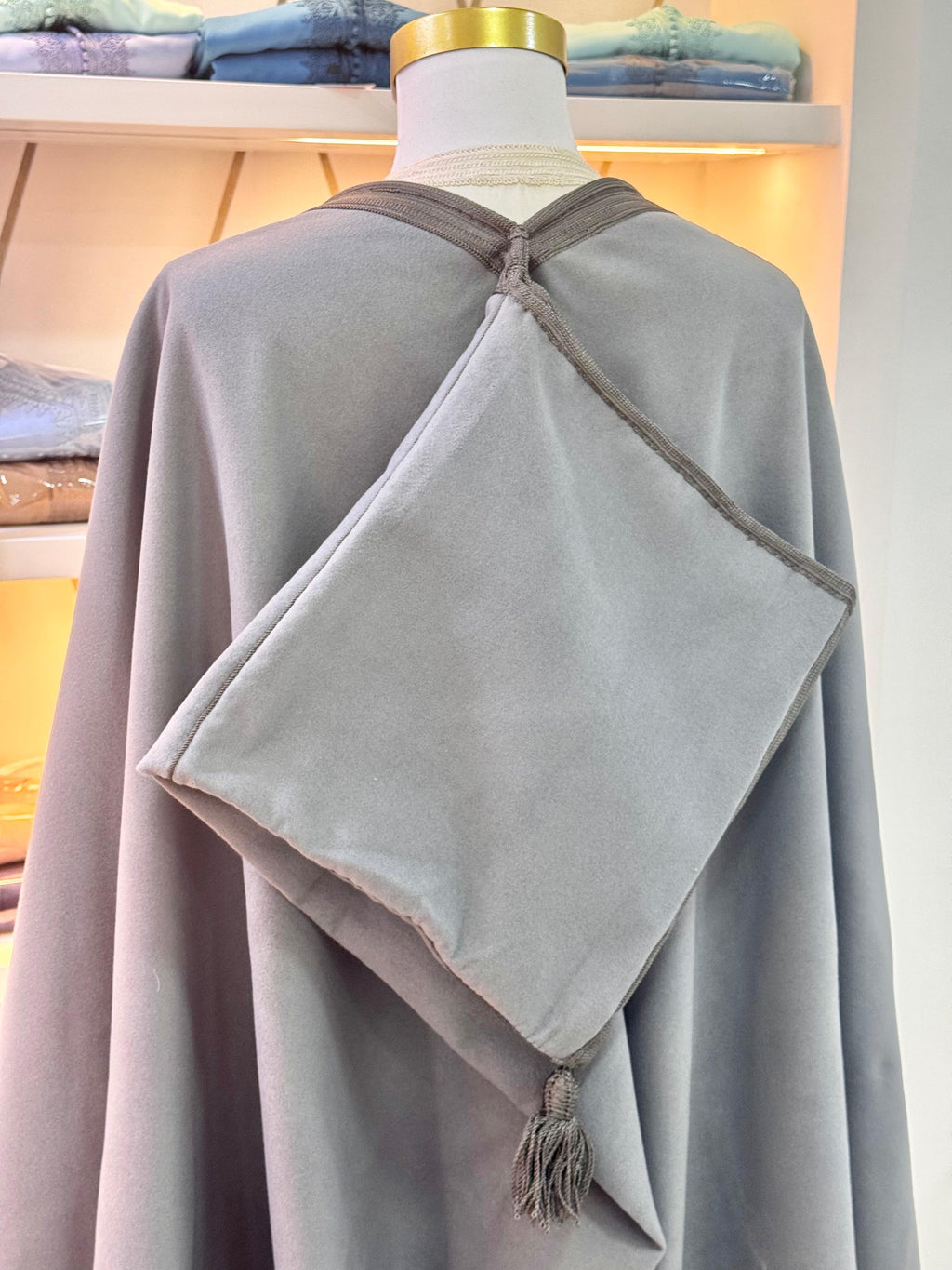 mannequin portant selham homme matiere epais de couleur gris avec un travail entierement fait main vue dos