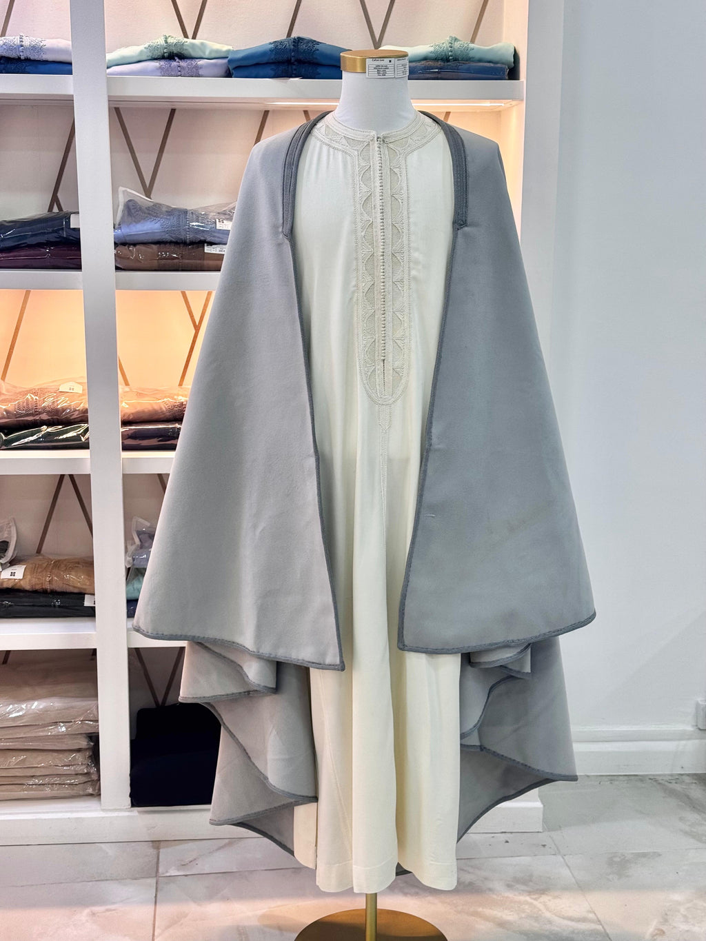 mannequin portant selham homme matiere epais de couleur gris avec un travail entierement fait main vue dos
