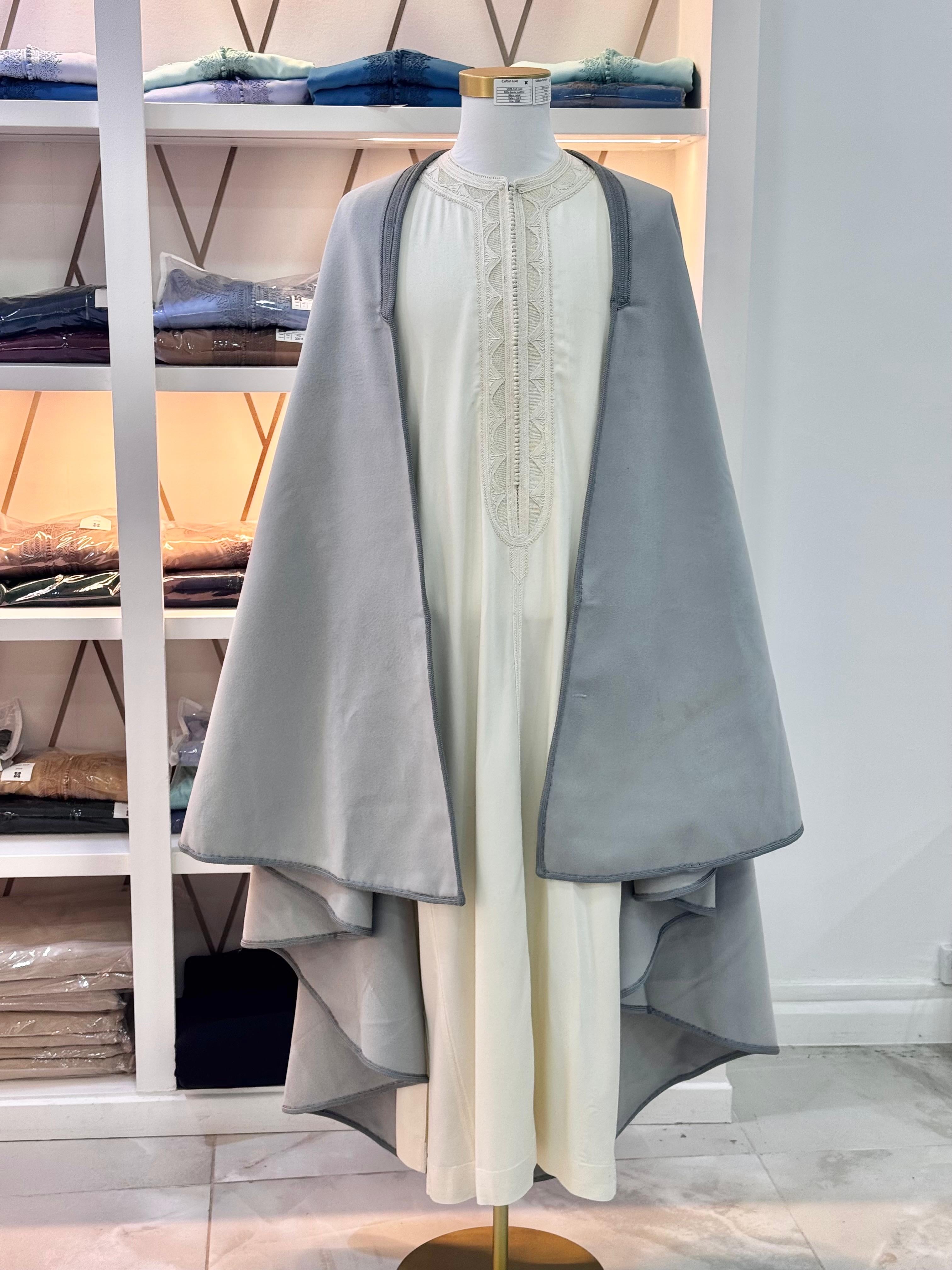 mannequin portant selham homme matiere epais de couleur gris avec un travail entierement fait main vue dos
