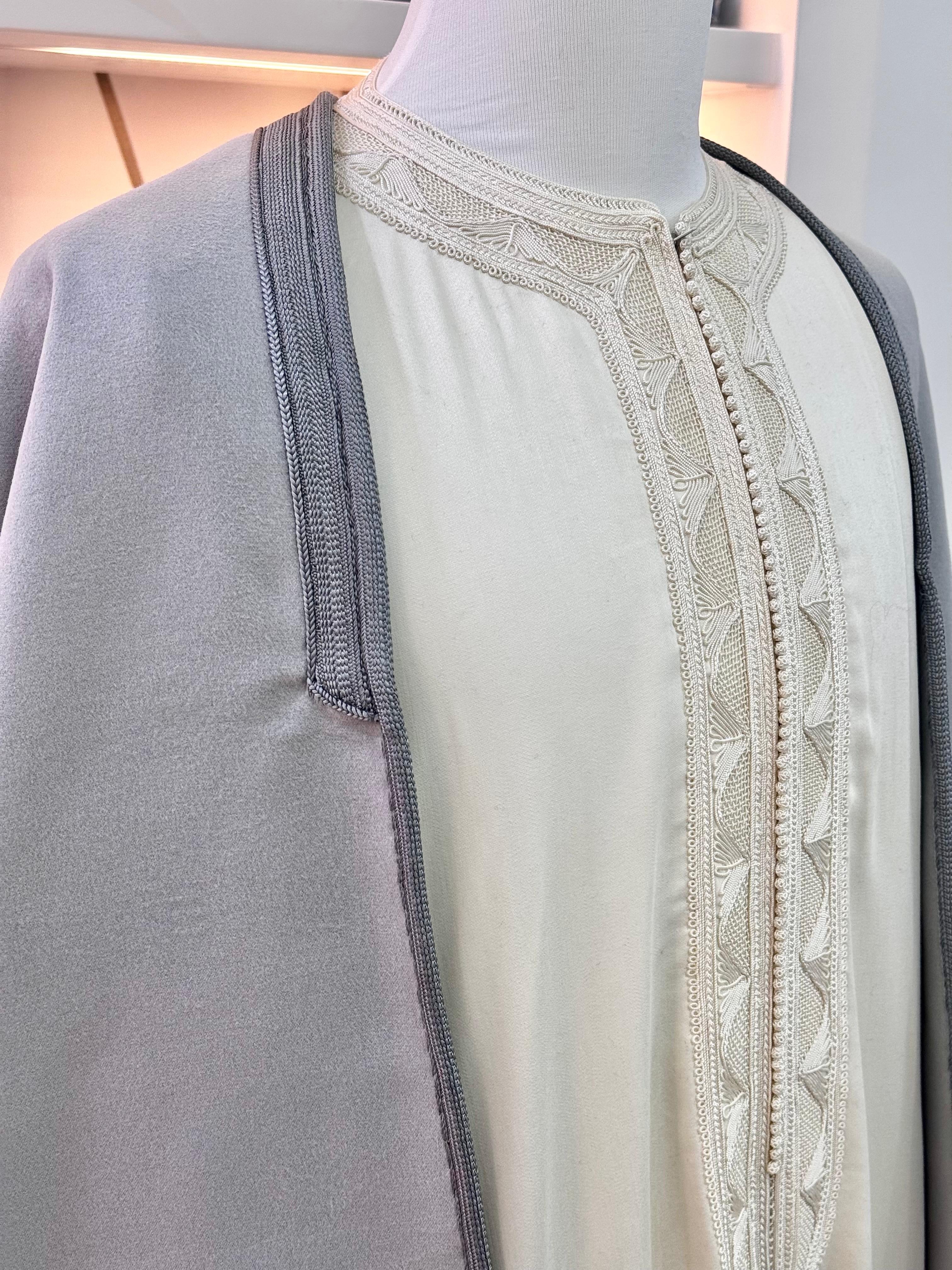mannequin portant selham homme matiere epais de couleur gris avec un travail entierement fait main vue motifs