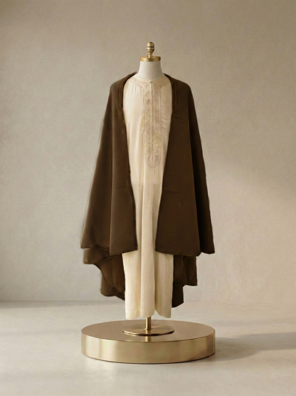 mannequin portant selham homme matiere epais de couleur marron avec un travail entierement fait main vue entiere