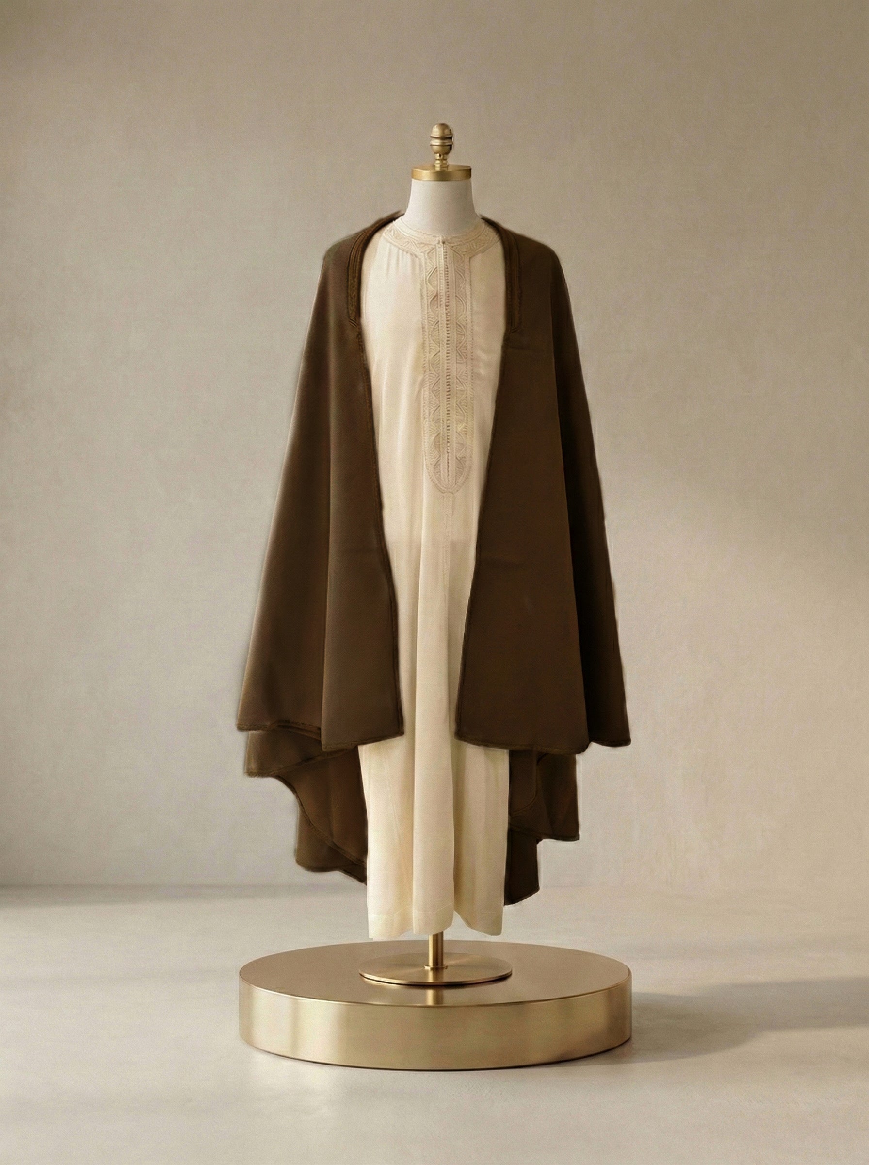 mannequin portant selham homme matiere epais de couleur marron avec un travail entierement fait main vue entiere