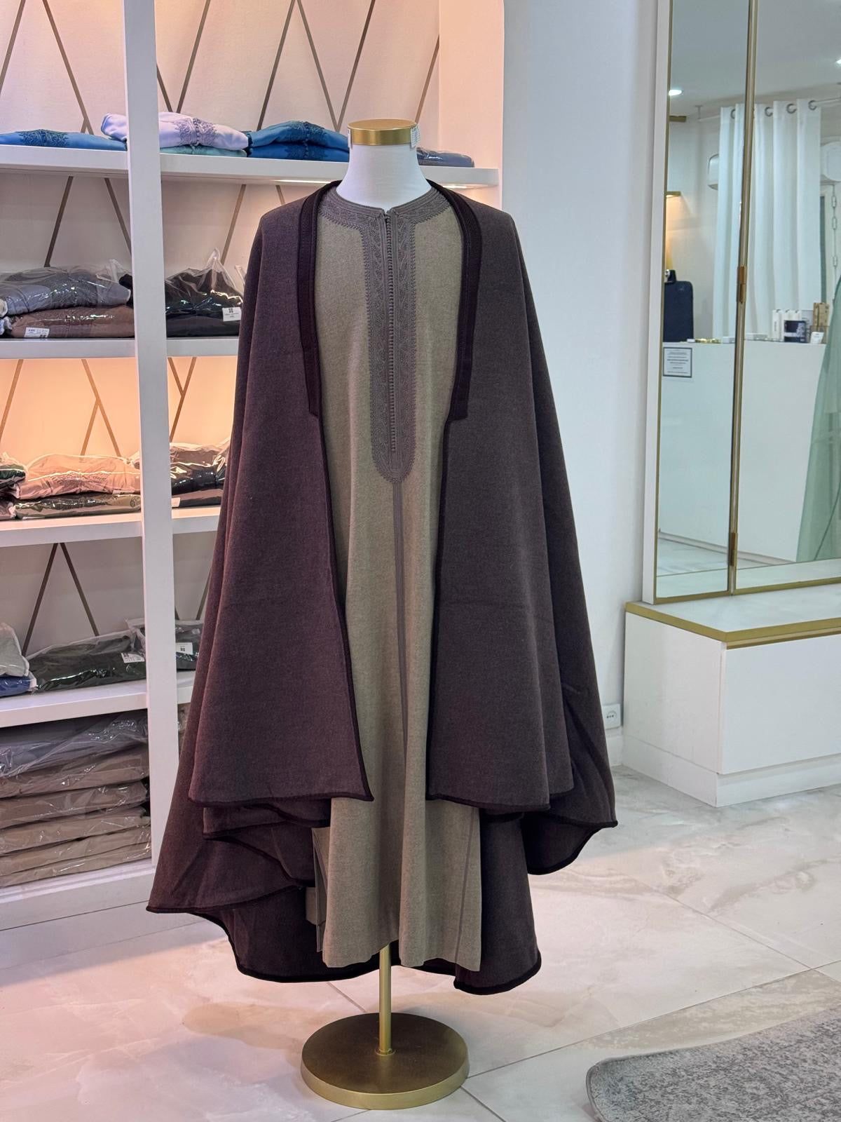 mannequin portant selham homme matiere epais de couleur marron avec un travail entierement fait main vue entiere