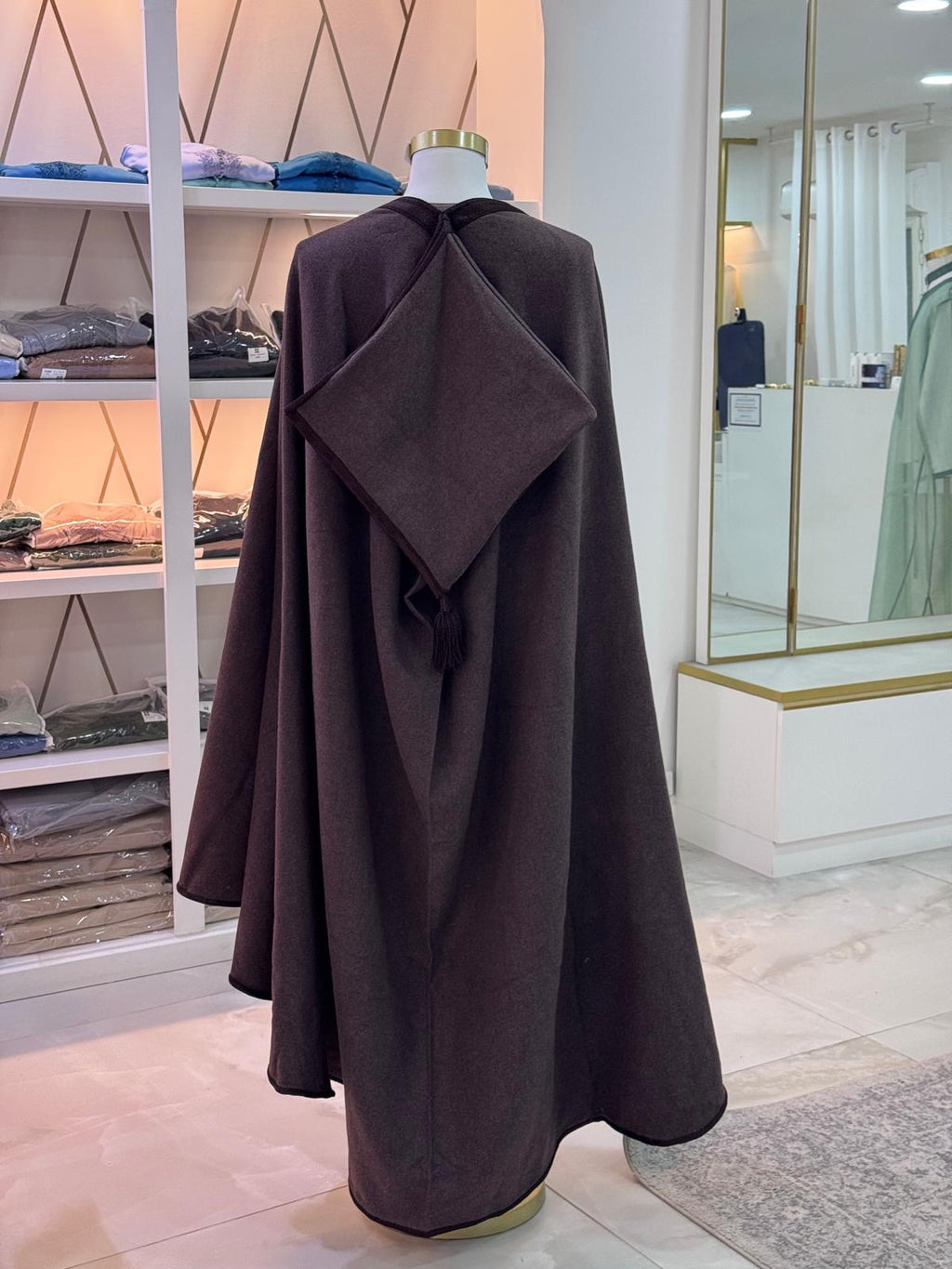 mannequin portant selham homme matiere epais de couleur marron avec un travail entierement fait main vue dos