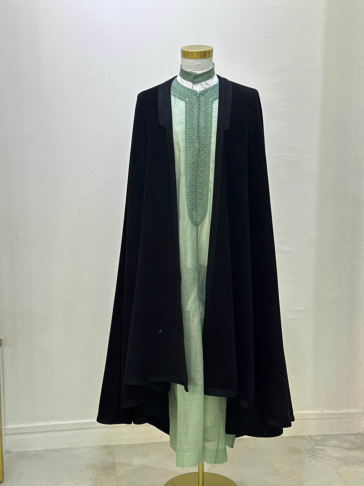 mannequin portant selham homme matiere laine de couleur noir avec un travail entierement fait main vue entiere
