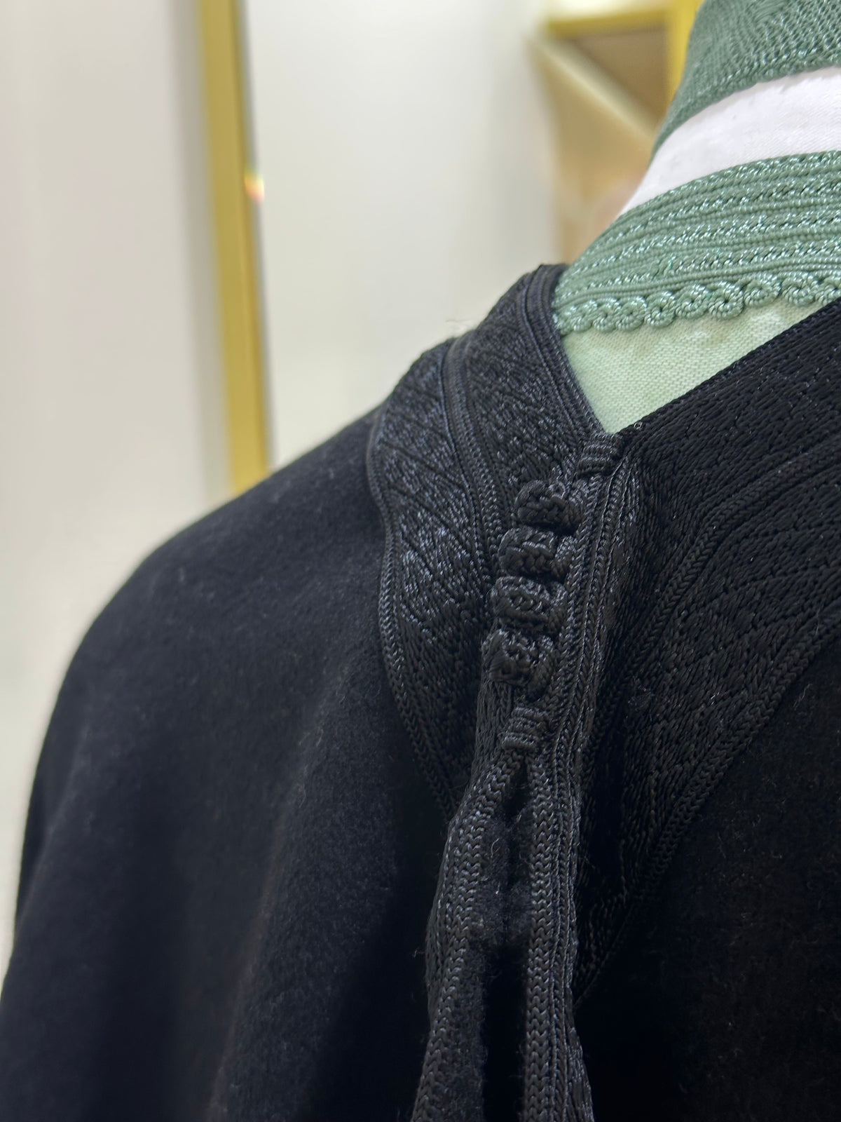 mannequin portant selham homme matiere laine de couleur noir avec un travail entierement fait main vue boutons