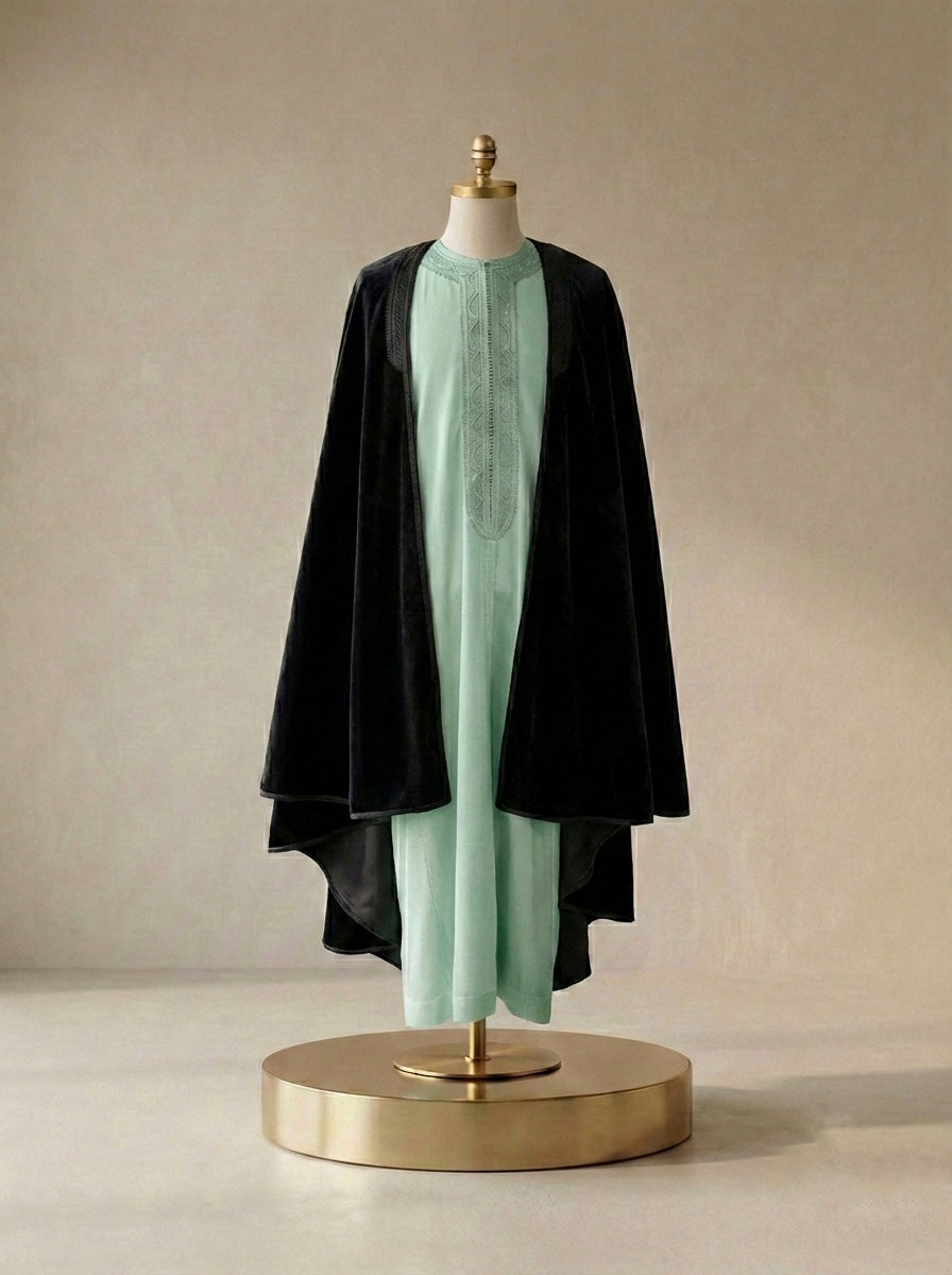 mannequin portant selham homme matiere laine de couleur noir avec un travail entierement fait main vue entiere