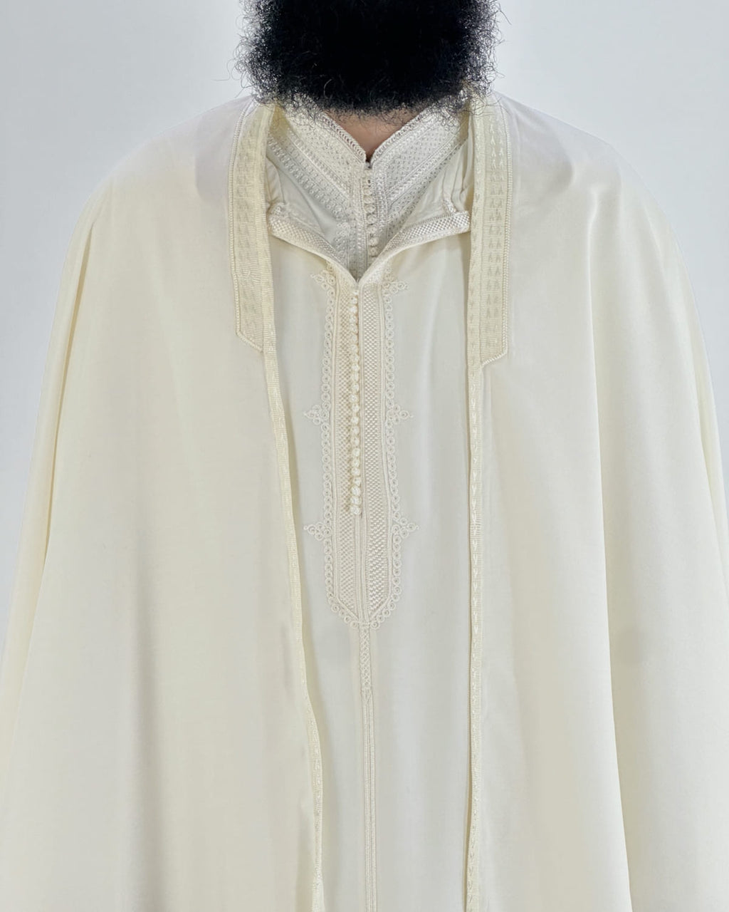 mannequin portant selham homme matiere leger de couleur blanc avec un travail entierement fait main vue dos