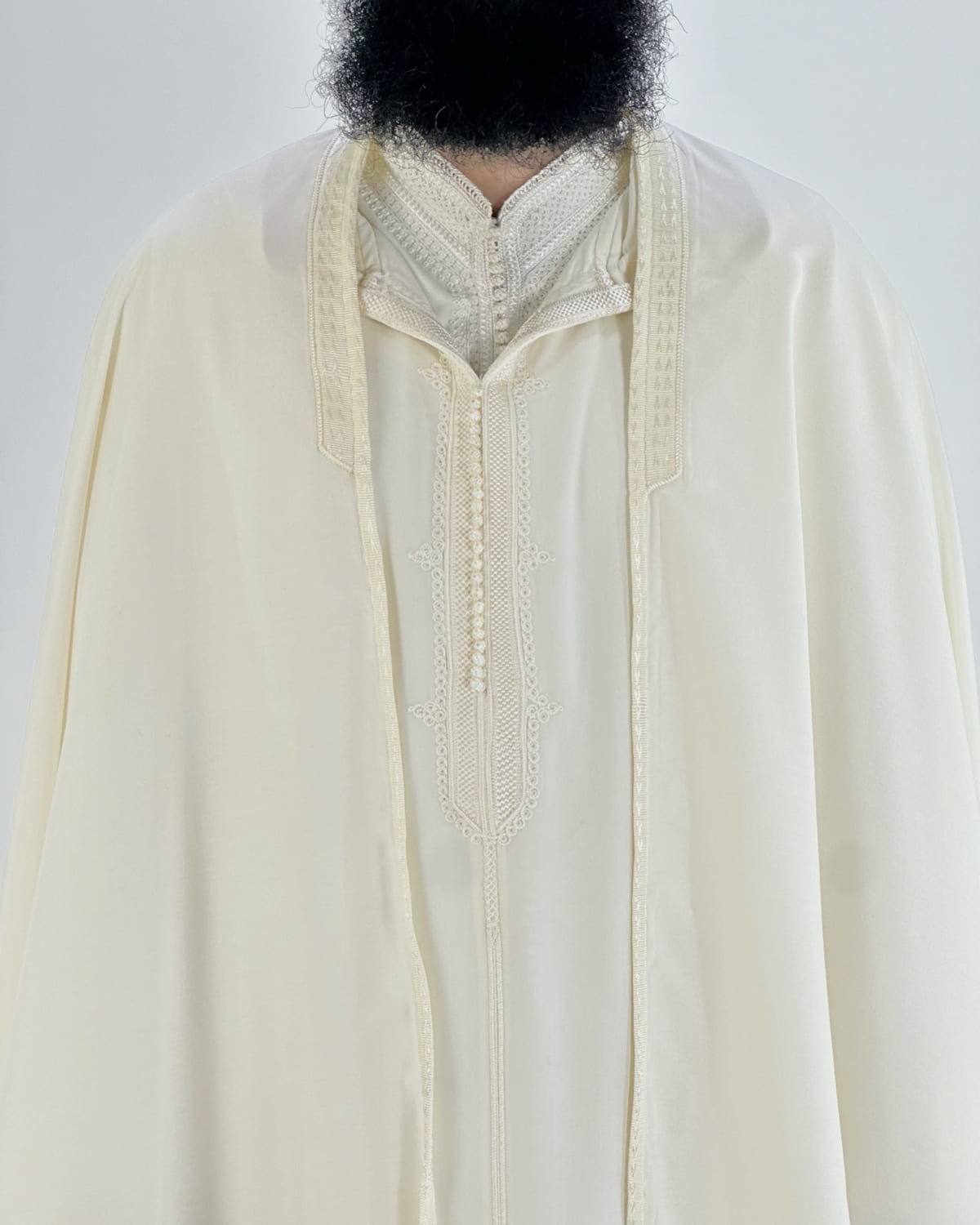mannequin portant selham homme matiere leger de couleur blanc avec un travail entierement fait main vue dos