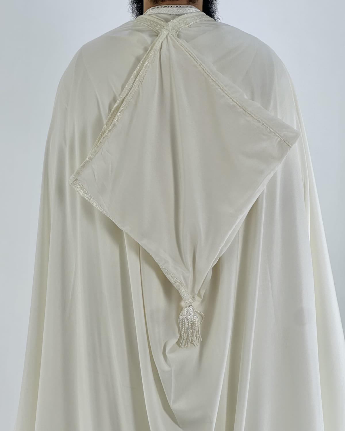mannequin portant selham homme matiere leger de couleur blanc avec un travail entierement fait main vue capuche
