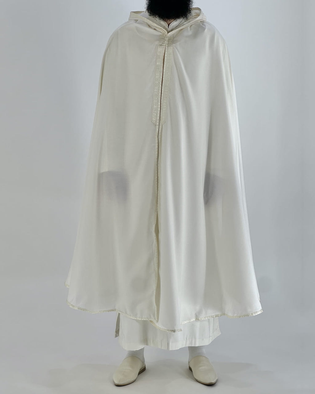 mannequin portant selham homme matiere leger de couleur blanc avec un travail entierement fait main vue entiere