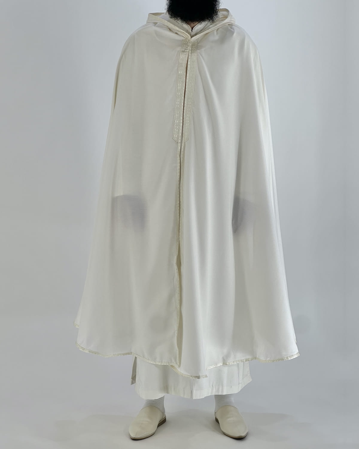 mannequin portant selham homme matiere leger de couleur blanc avec un travail entierement fait main vue entiere
