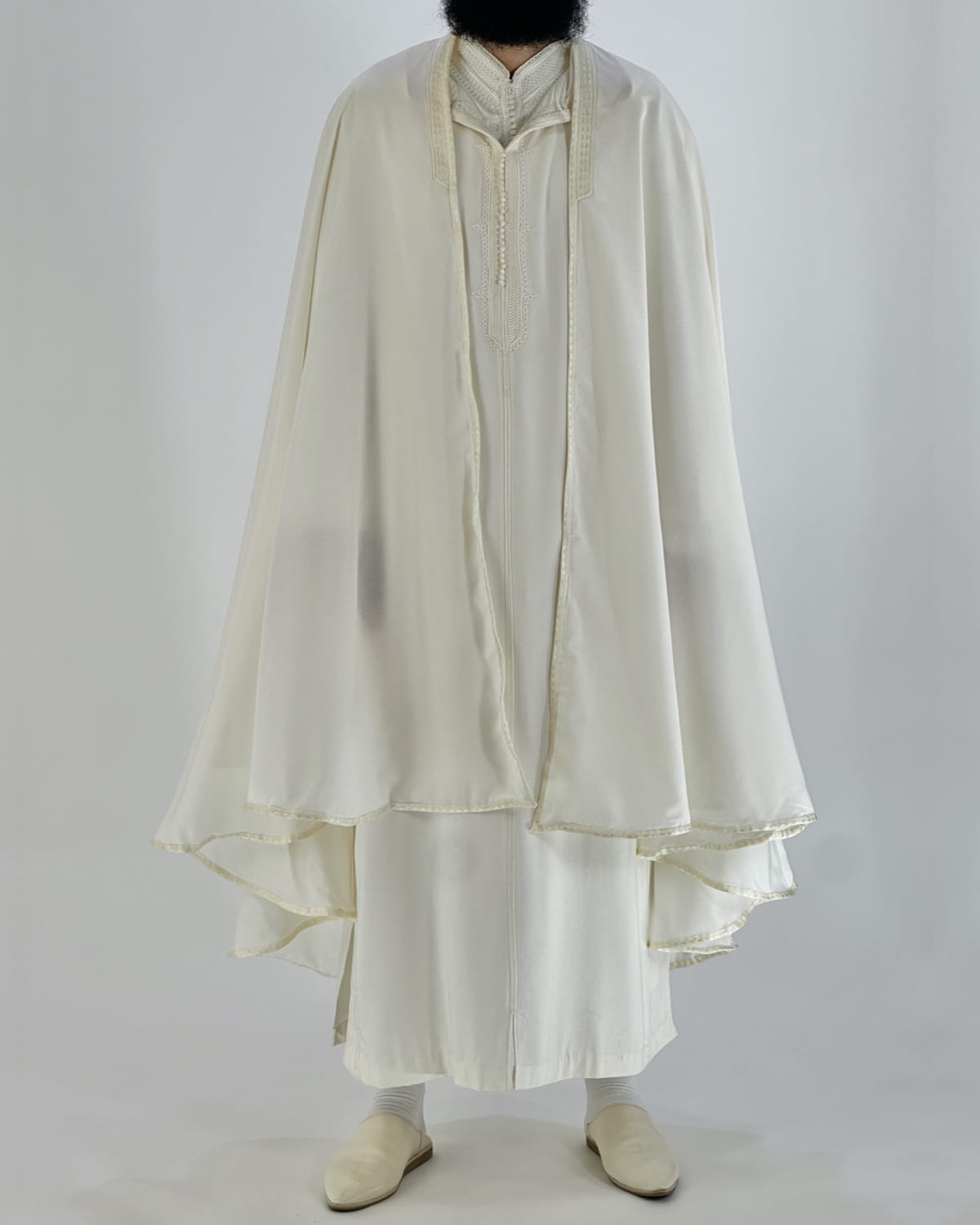 mannequin portant selham homme matiere leger de couleur blanc avec un travail entierement fait main vue entiere