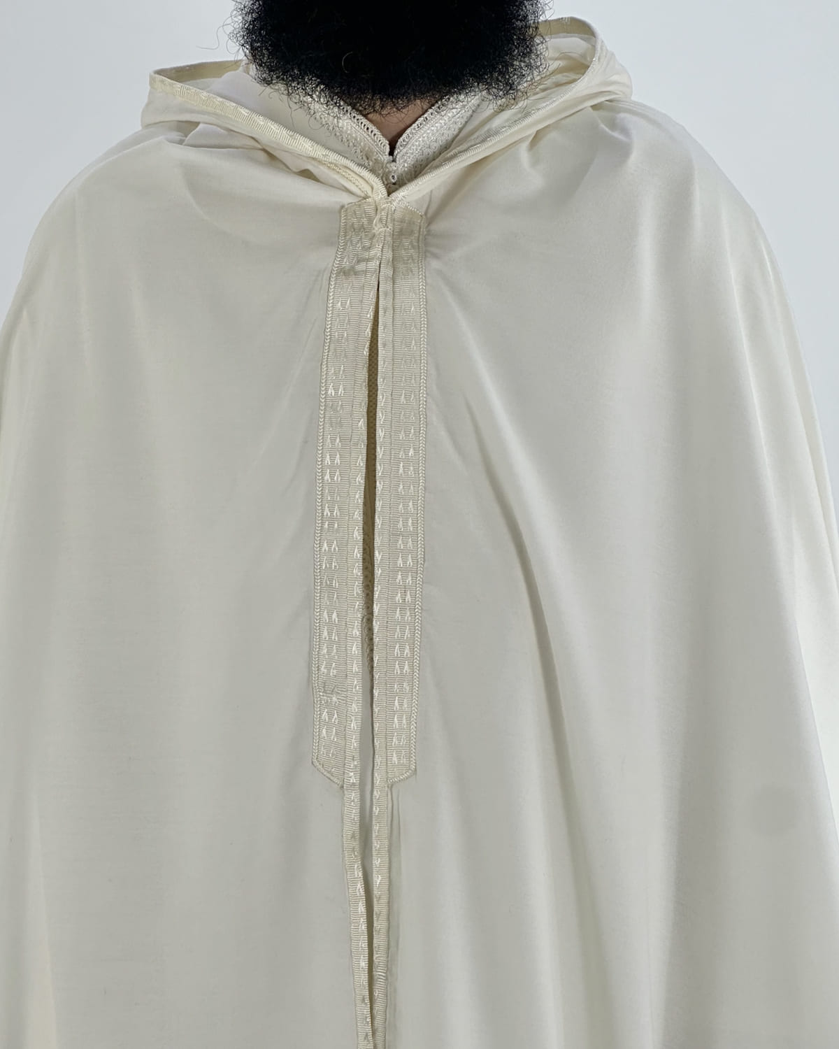mannequin portant selham homme matiere leger de couleur blanc avec un travail entierement fait main vue motifs