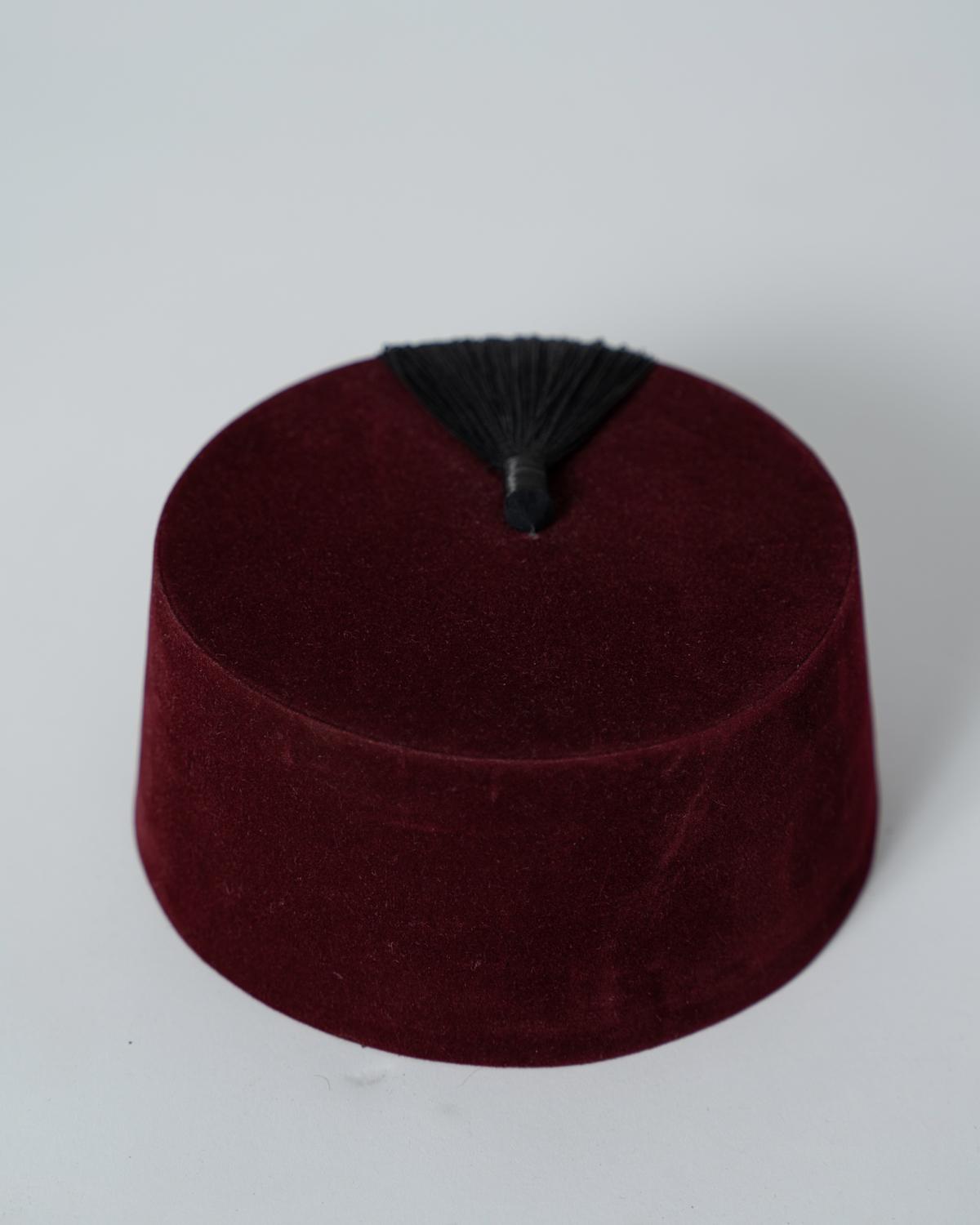 mannequin portant terbouche homme matiere fessi de couleur bordeaux vue face-rapprochee