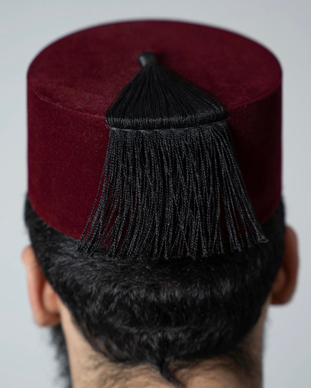 mannequin portant terbouche homme matiere fessi de couleur bordeaux vue dos