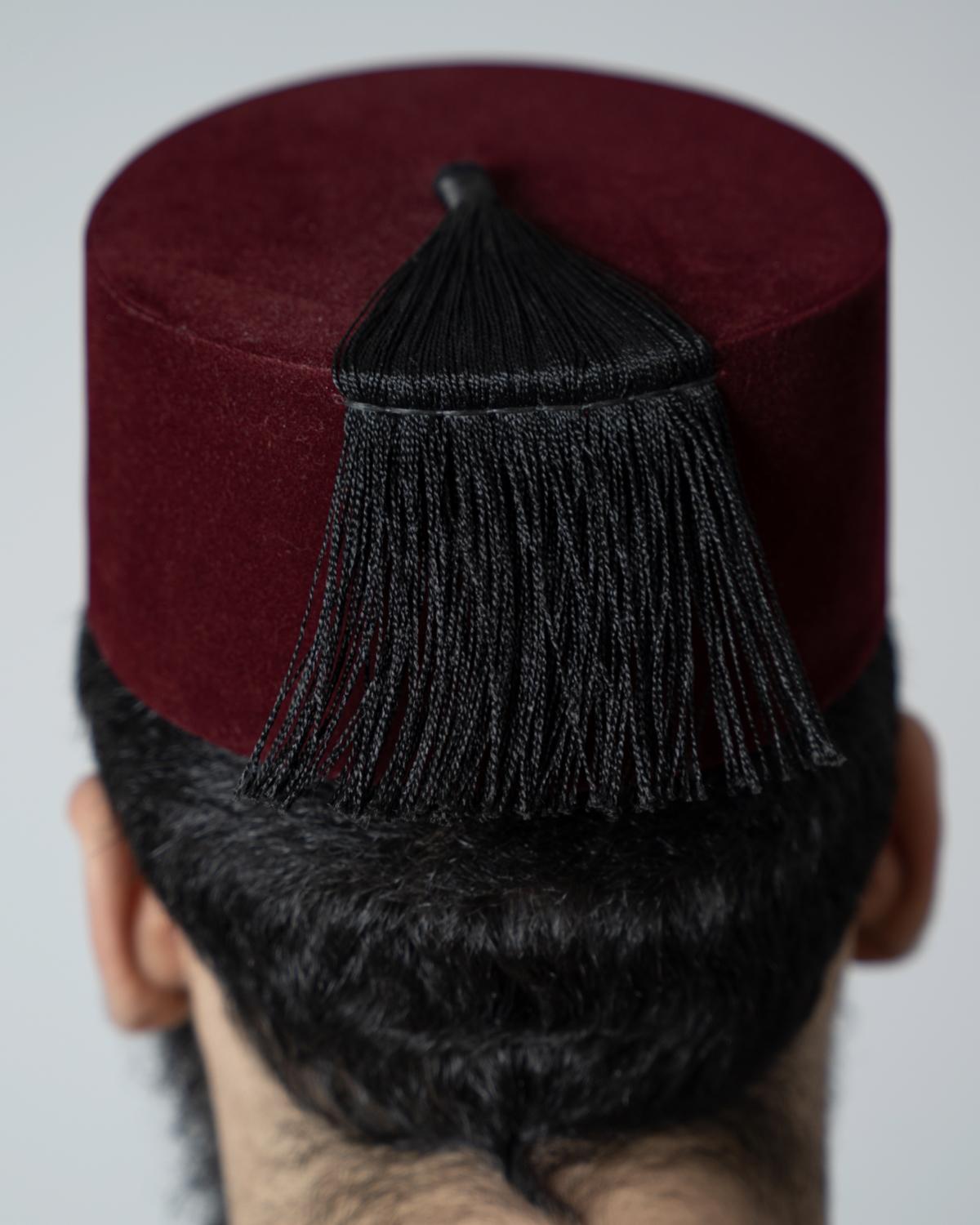 mannequin portant terbouche homme matiere fessi de couleur bordeaux vue dos