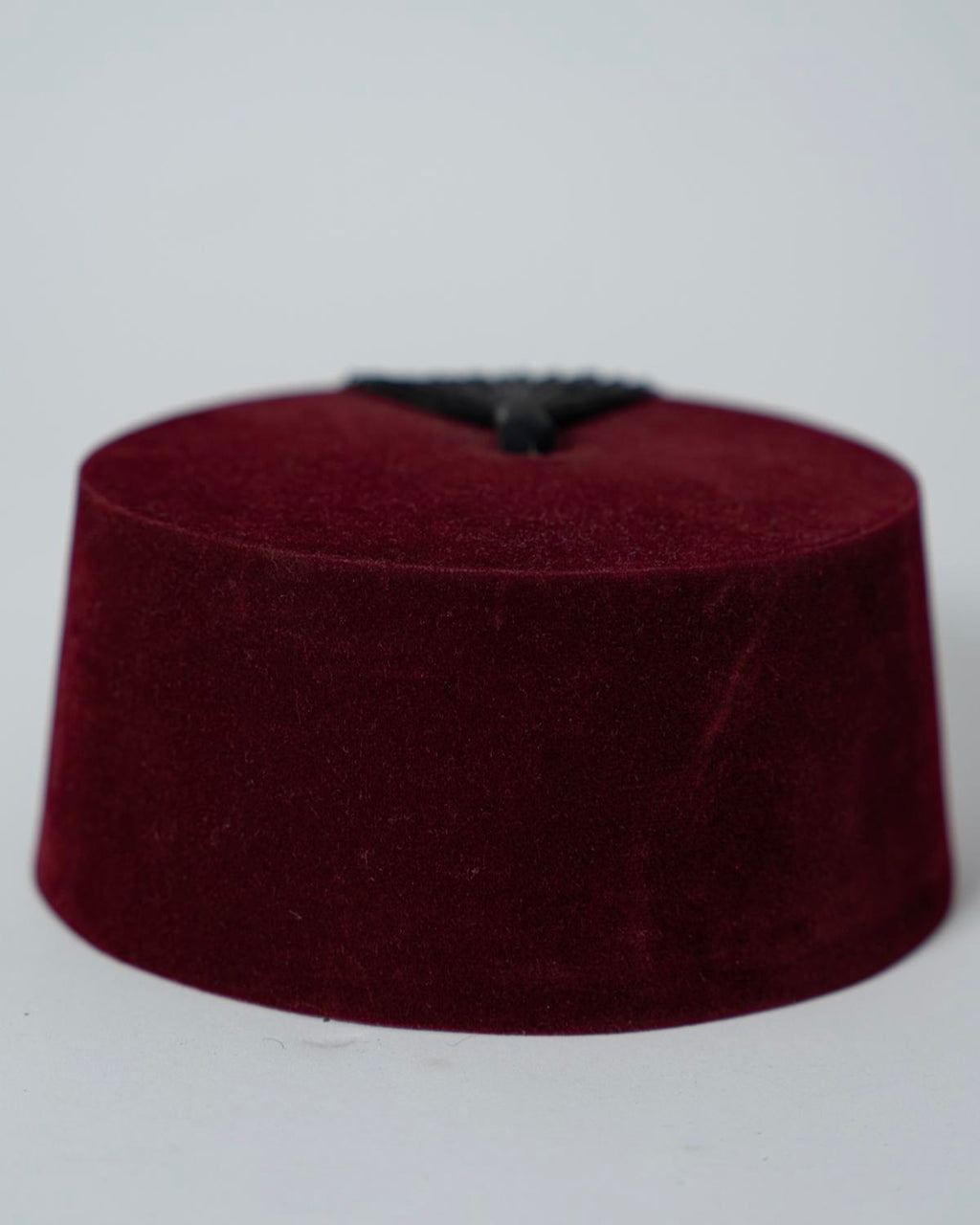 mannequin portant terbouche homme matiere fessi de couleur bordeaux vue face-rapprochee