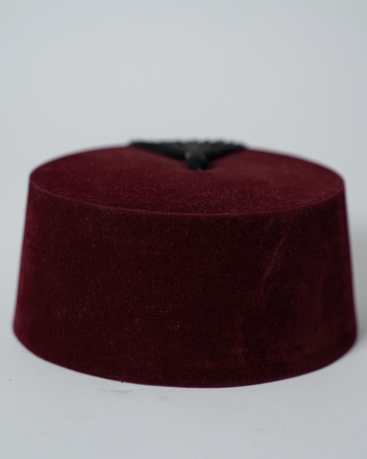 mannequin portant terbouche homme matiere fessi de couleur bordeaux vue face-rapprochee